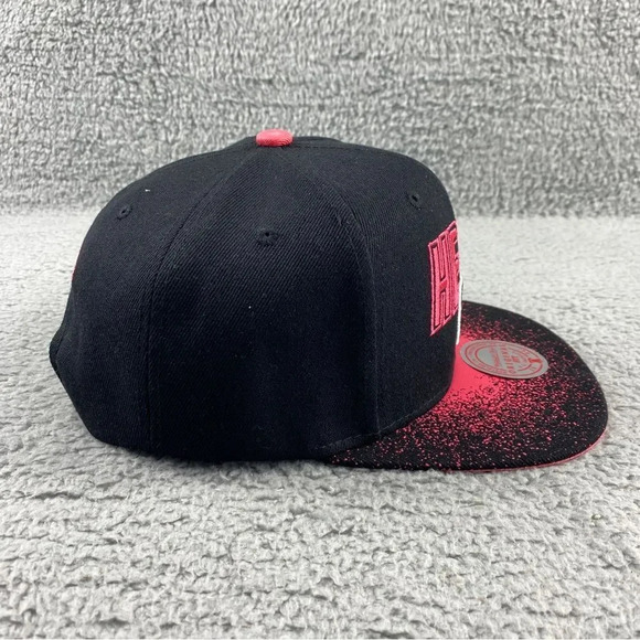 New mitchell & NESS MIAMI HEAT SNAPBACK SPRAY PAINT HAT CAP NBA BLACK RED UNISEX - Picture 11 of 11